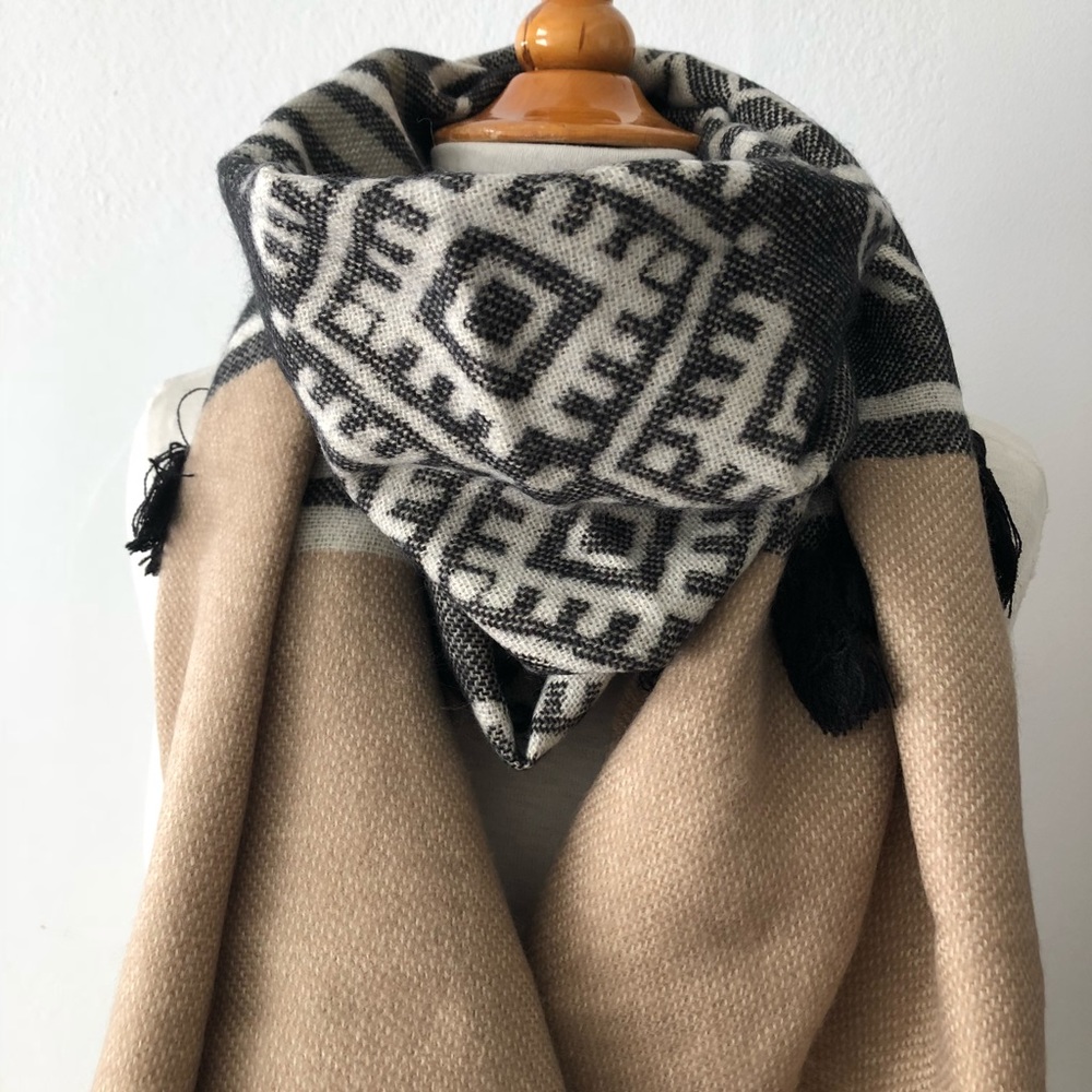 Beautiful printed scarf with fringe detail